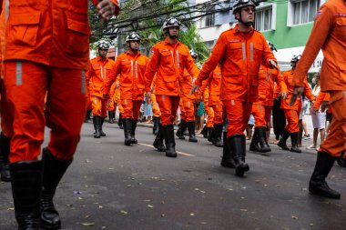 Salvador, Bahia, Brezilya - 07 Eylül 2022: Brezilya 'nın Salvador Bağımsızlık Günü sırasında Bahia İtfaiyesi askerleri.