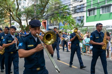 Salvador, Bahia, Brezilya - 07 Eylül 2022: Salvador Belediyesi 'nden müzisyenler Salvador, Bahia' daki bağımsızlık gününde enstrüman çalıyorlar.