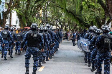 Salvador, Bahia, Brezilya - 07 Eylül 2022: Salvador, Bahia 'da düzenlenen Brezilya Bağımsızlık Günü anısına belediye muhafızları geçit töreni.
