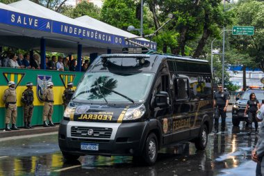 Salvador, Bahia, Brezilya - 07 Eylül 2022: Bahia federal polis araçları Salvador 'daki Brezilya bağımsızlık günü geçit töreninde görüldü.