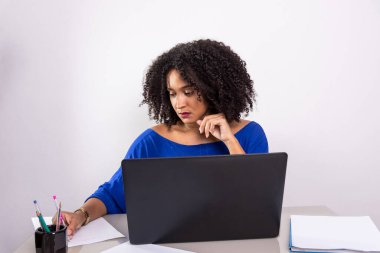 Evinde çalışan genç bir iş kadını. Kağıda yazıyorum. finansal danışman