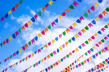 Partiler için dekoratif bayraklar. Sao Joao ziyafetinin dekorasyonu. Bahia, Brezilya.