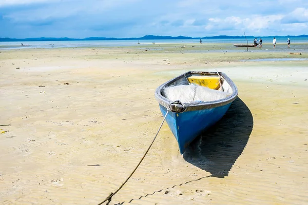 Вид Лодки Застрявшей Песке Пляжа Итапема Солнечный День — стоковое фото