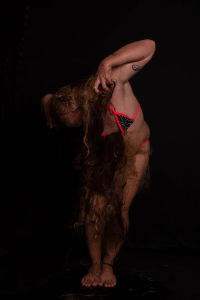 Jonge Man Acteur Dragen Bikini Prestaties Gorilla Vrouw Met Haar — Stockfoto