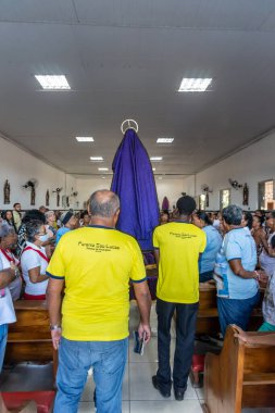 Salvador, Bahia, Brezilya - 07 Nisan 2023: Katolik müritleri Meryem heykelini Valenca, Bahia 'daki İsa' nın Tutkusu ayini sırasında kiliseye taşıdılar..