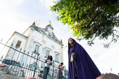 Salvador, Bahia, Brezilya - 07 Nisan 2023: Katolikler Valenca, Bahia 'daki İsa' nın Çilesi geçit töreninde Meryem 'in heykelini taşıdılar..