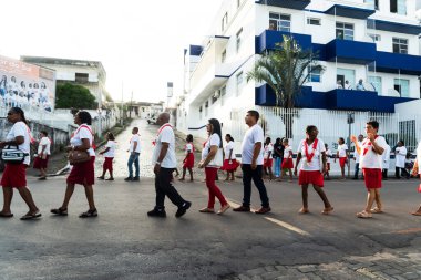 Salvador, Bahia, Brezilya - 07 Nisan 2023: Valenca, Bahia 'da İsa' nın Çilesi geçit töreni sırasında Katolik inananlar kuyrukta ve sessizlik içinde.