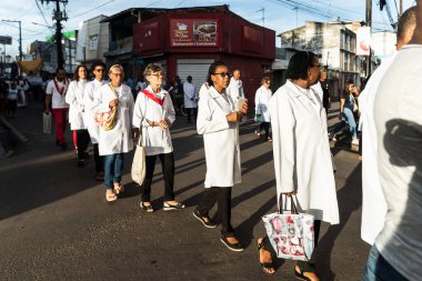 Salvador, Bahia, Brezilya - 07 Nisan 2023: Valenca, Bahia 'da İsa' nın Çilesi geçit töreni sırasında Katolik inananlar kuyrukta ve sessizlik içinde.