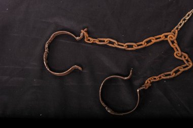 1600-1800 yılları arasında mahkumları veya köleleri tutmak için kullanılan eski zincirler veya kelepçeler..