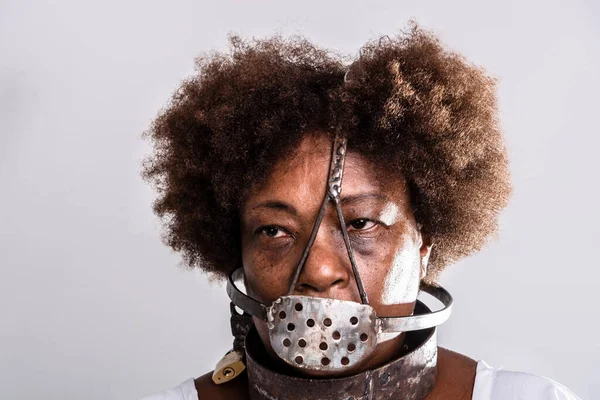Портрет Чорної Жінки Залізною Маскою Рабства Прикриває Рот Студійне Відтворення — стокове фото