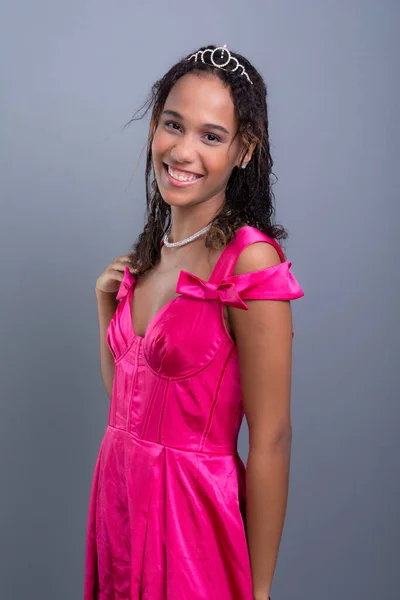 Девочка Подросток Красивая Счастливая Розовой Одежде Изолированный Сером Фоне — стоковое фото