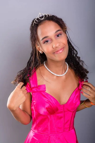 Chica Adolescente Hermosa Con Vestido Color Rosa Aislado Sobre Fondo — Foto de Stock