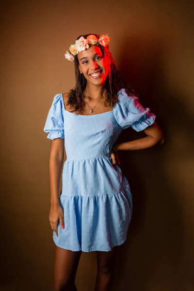 Teenage Girl Beautiful Wearing Flower Headband Blue Outfit Posing Photo — Stock Photo, Image
