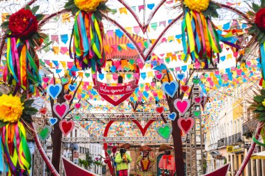 Salvador, Bahia, Brezilya - 16 Haziran 2022: Bahia 'nın Salvador kentinin tarihi merkezinde Sao Joao festivalleri için Pelourinho sokaklarını süsleyen bayraklar ve dekoratif pankartlar görüldü.