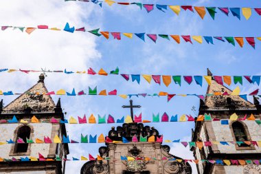 Salvador, Bahia, Brezilya - 16 Haziran 2022: Salvador şehrinin tarihi merkezi Pelourinho 'daki Sao Joao şenliklerinde dekoratif renkli bayraklar görüldü..