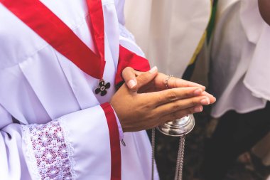 Salvador, Bahia, Brezilya - 16 Haziran 2022: Katolikler Salvador, Bahia 'daki Corpus Christi geçit töreninde tütsü tutarken görüldü.