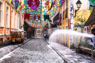 Salvador, Bahia, Brezilya - 16 Haziran 2022: Bahia 'nın Salvador kentinin tarihi merkezinde Sao Joao festivalleri için Pelourinho sokaklarını süsleyen bayraklar ve dekoratif pankartlar görüldü.