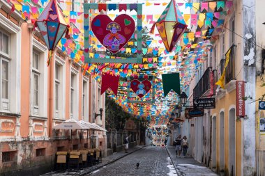 Salvador, Bahia, Brezilya - 16 Haziran 2022: Bahia 'nın Salvador kentinin tarihi merkezinde Sao Joao festivalleri için Pelourinho sokaklarını süsleyen bayraklar ve dekoratif pankartlar görüldü.