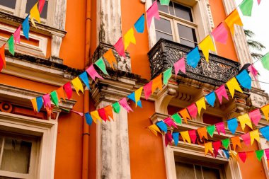 Salvador, Bahia, Brezilya - 16 Haziran 2022: Salvador şehrinin tarihi merkezi Pelourinho 'daki Sao Joao şenliklerinde dekoratif renkli bayraklar görüldü..