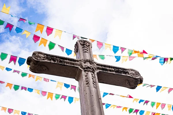 巴西巴伊亚州萨尔瓦多市 2022年6月16日 在萨尔瓦多市历史中心佩鲁里尼奥举行的圣若昂庆典的装饰品中 可以看到装饰彩旗 — 图库照片