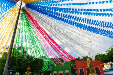 Valenca, Bahia, Brezilya - 24 Haziran 2022: Valenca, Bahia kentindeki Festa Junina de Sao Joao için balonlarla ve renkli bayraklarla süslenmiş meydan.