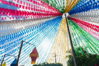 Valenca, Bahia, Brezilya - 24 Haziran 2022: Valenca, Bahia kentindeki Festa Junina de Sao Joao için balonlarla ve renkli bayraklarla süslenmiş meydan.