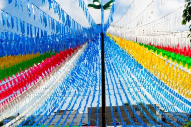 Valenca, Bahia, Brezilya - 24 Haziran 2022: Valenca, Bahia kentindeki Festa Junina de Sao Joao için balonlarla ve renkli bayraklarla süslenmiş meydan.