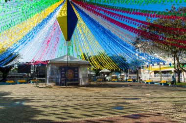 Valenca, Bahia, Brezilya - 24 Haziran 2022: Valenca, Bahia kentindeki Festa Junina de Sao Joao için balonlarla ve renkli bayraklarla süslenmiş meydan.