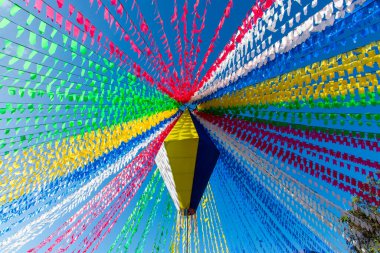 Valenca, Bahia, Brezilya - 24 Haziran 2022: Valenca, Bahia 'da düzenlenen Haziran ayı Sao Joao festivali için balonlarla ve renkli bayraklarla süsleme.