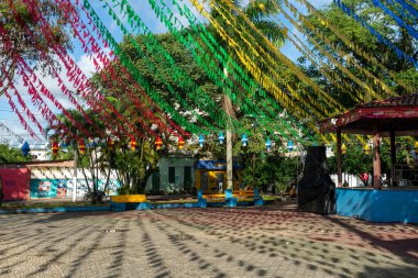 Valenca, Bahia, Brezilya - 24 Haziran 2022: Valenca, Bahia kentindeki Festa Junina de Sao Joao için balonlarla ve renkli bayraklarla süslenmiş meydan.