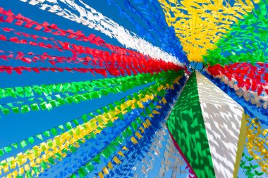 Valenca, Bahia, Brezilya - 24 Haziran 2022: Valenca, Bahia 'da düzenlenen Haziran ayı Sao Joao festivali için balonlarla ve renkli bayraklarla süsleme.