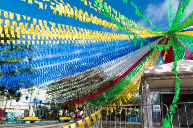 Valenca, Bahia, Brezilya - 24 Haziran 2022: Valenca, Bahia 'da düzenlenen Haziran ayı Sao Joao festivali için balonlarla ve renkli bayraklarla süsleme.