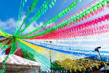 Valenca, Bahia, Brezilya - 24 Haziran 2022: Valenca, Bahia kentindeki Festa Junina de Sao Joao için balonlarla ve renkli bayraklarla süslenmiş meydan.