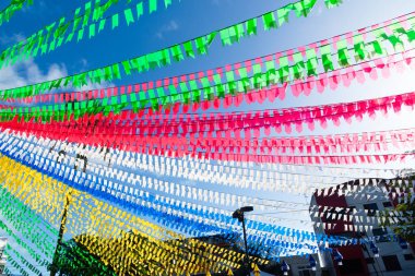 Valenca, Bahia, Brezilya - 24 Haziran 2022: Valenca, Bahia kentindeki Festa Junina de Sao Joao için balonlarla ve renkli bayraklarla süslenmiş meydan.