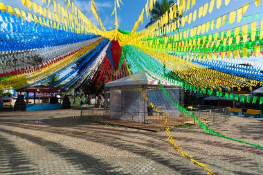 Valenca, Bahia, Brezilya - 24 Haziran 2022: Valenca, Bahia kentindeki Festa Junina de Sao Joao için balonlarla ve renkli bayraklarla süslenmiş meydan.