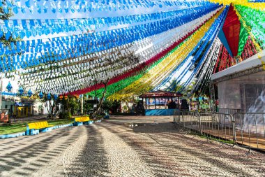 Valenca, Bahia, Brezilya - 24 Haziran 2022: Valenca, Bahia kentindeki Festa Junina de Sao Joao için balonlarla ve renkli bayraklarla süslenmiş meydan.