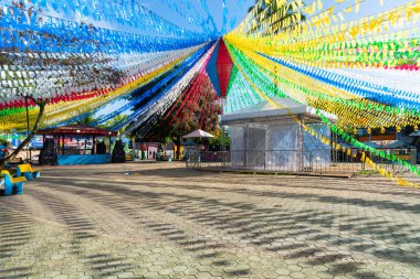 Valenca, Bahia, Brezilya - 24 Haziran 2022: Valenca, Bahia kentindeki Festa Junina de Sao Joao için balonlarla ve renkli bayraklarla süslenmiş meydan.