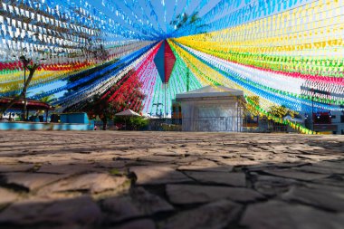 Valenca, Bahia, Brezilya - 24 Haziran 2022: Valenca, Bahia kentindeki Festa Junina de Sao Joao için balonlarla ve renkli bayraklarla süslenmiş meydan.