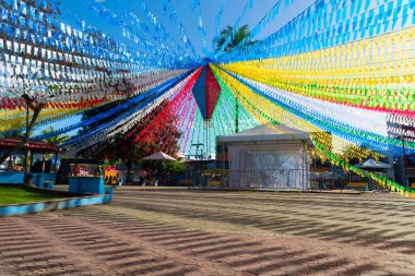 Valenca, Bahia, Brezilya - 24 Haziran 2022: Valenca, Bahia kentindeki Festa Junina de Sao Joao için balonlarla ve renkli bayraklarla süslenmiş meydan.