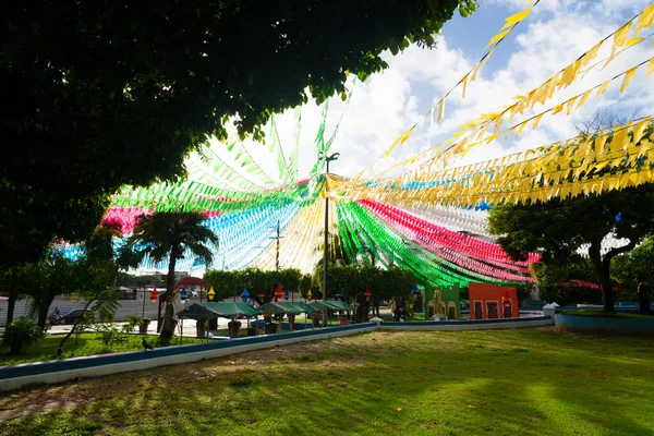 Valenca, Bahia, Brezilya - 24 Haziran 2022: Valenca, Bahia kentindeki Festa Junina de Sao Joao için balonlarla ve renkli bayraklarla süslenmiş meydan.