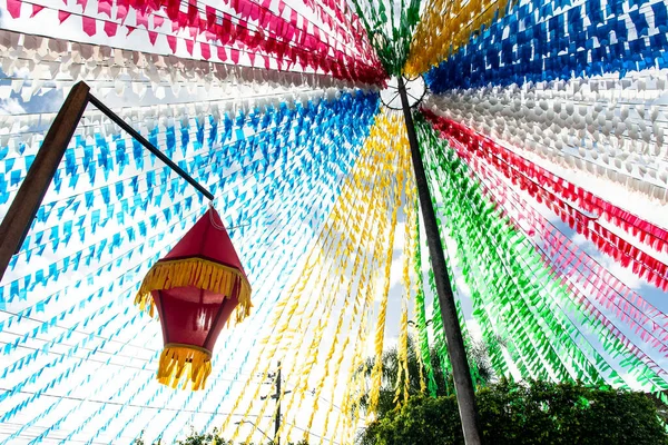 2022年6月24日ブラジル バイーア州バレンシア市のフェスタ ジュニナ ジョアオのために風船やカラフルな旗で飾られた広場 — ストック写真