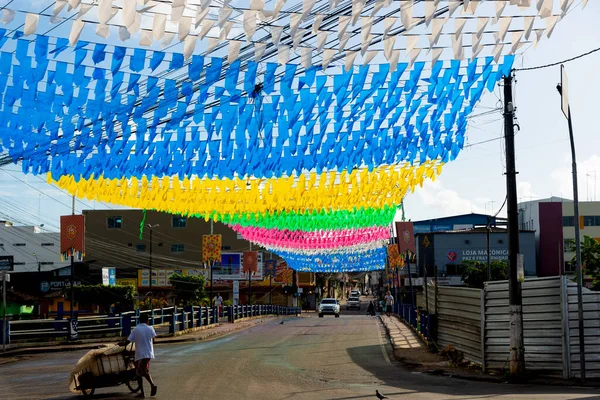 2022年6月24日 巴西巴伊亚州巴伊亚州瓦伦卡 巴伊亚州巴伊亚州巴伊亚州瓦伦卡市 Valenca Bahia 的So Joo节 街道上装饰着五彩缤纷的国旗 — 图库照片