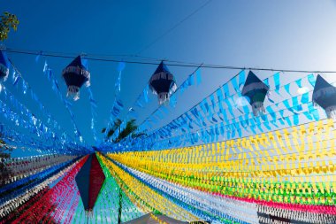 Valenca, Bahia, Brezilya - 24 Haziran 2022: Valenca, Bahia 'da düzenlenen Haziran ayı Sao Joao festivali için balonlarla ve renkli bayraklarla süsleme.