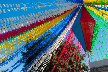 Valenca, Bahia, Brezilya - 24 Haziran 2022: Valenca, Bahia 'da düzenlenen Haziran ayı Sao Joao festivali için balonlarla ve renkli bayraklarla süsleme.
