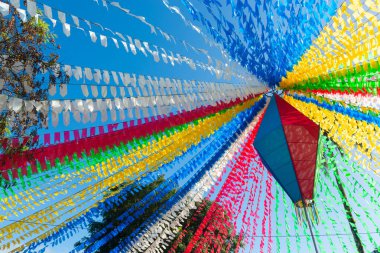 Valenca, Bahia, Brezilya - 24 Haziran 2022: Valenca, Bahia 'da düzenlenen Haziran ayı Sao Joao festivali için balonlarla ve renkli bayraklarla süsleme.