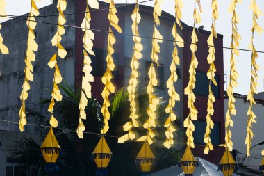 Valenca, Bahia, Brezilya - 24 Haziran 2022: Valenca, Bahia 'daki Festa Junina de Sao Joao için bayraklar ve renkli balonlarla süsleme.