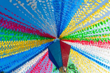 Valenca, Bahia, Brezilya - 24 Haziran 2022: Valenca, Bahia 'da düzenlenen Haziran ayı Sao Joao festivali için balonlarla ve renkli bayraklarla süsleme.