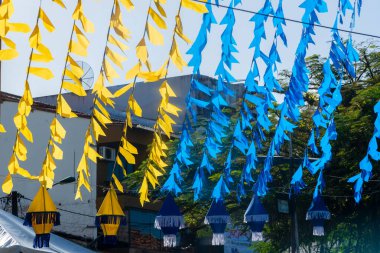 Valenca, Bahia, Brezilya - 24 Haziran 2022: Valenca, Bahia 'daki Festa Junina de Sao Joao için bayraklar ve renkli balonlarla süsleme.