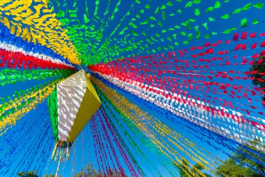 Valenca, Bahia, Brezilya - 24 Haziran 2022: Valenca, Bahia 'da düzenlenen Haziran ayı Sao Joao festivali için balonlarla ve renkli bayraklarla süsleme.