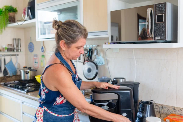 Comida Saudável Casa Mulher Feliz Está Preparando Refeição Adequada Cozinha — Fotografia de Stock